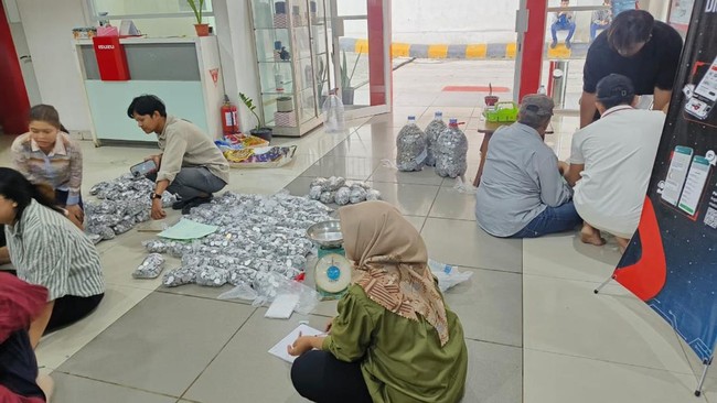 Uang koin itu hasil tabungan yang sudah dikumpulkan selama 5 tahun untuk membeli 1 unit truk Isuzu.