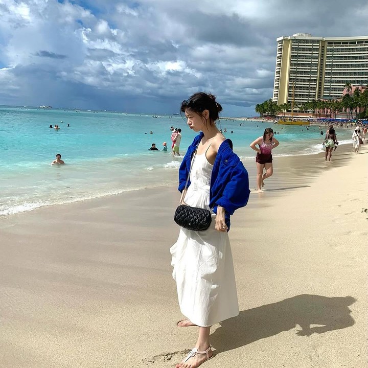 <p>Dari beberapa unggahannya, Jung So Min tampil menawan mengenakan <em>dress</em> warna putih yang dilengkapi dengan kemeja berwarna biru elektrik yang membuat kulit tubuhnya terlihat semakin cerah. (Foto: Instagram@somin_jj)</p>