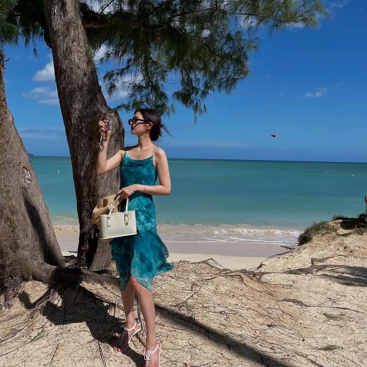 <p><em>Postingan</em> liburannya itu tentu menuai pujian netizen yang tersihir dengan kecantikannya, Bunda. "Cantik dan menakjubkan seperti biasa," tulis akun <em>@its_irm****.</em> "Pakaianmu. Aku suka!! Cantik sekali," tulis akun <em>@hany_full****.</em> (Foto: Instagram@somin_jj)</p>