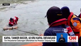 VIDEO: Kapal Tanker Bocor, 18 Kru Kapal Dievakuasi