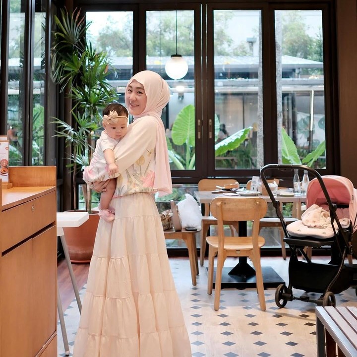 <p>Hampir 10 tahun memeluk agama Islam, Larissa Chou tampak cantik mengenakan hijab. Ia pun sering tampil menggunakan model hijab meleyot, seperti <em>postingan</em>-nya berikut ini. (Foto: Instagram@larissachou)</p>