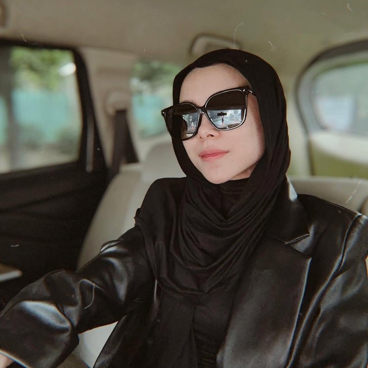 <p>Lesti Kejora juga termasuk salah satu Bunda seleb yang sering tampil mengenakan hijab meleyot, seperti potret berikut ini. Penampilannya juga semakin kece dengan aksesori kacamata hitam yang dipakainya. (Foto: Instagram@lestikejora)</p>