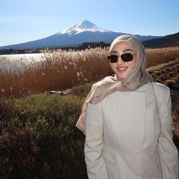<p>Pada Desember 2022, Margin Wieheerm memutuskan untuk mantap berhijab usai menjalani ibadah umrah. Bunda satu anak ini tampak menawan saat mengenakan model hijab meleyot, bukan? (Foto: Instagram@marginw)</p>
