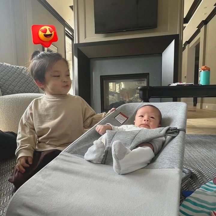 <p>"Selamat ya adik, wajahnya mirip kakaknya," ungkap seorang netizen. "Dudung (panggilan Nael dari Issa) gemas bangetttt," ujar netizen lainnya. (Foto: Instagram: @nwipofficial)</p>