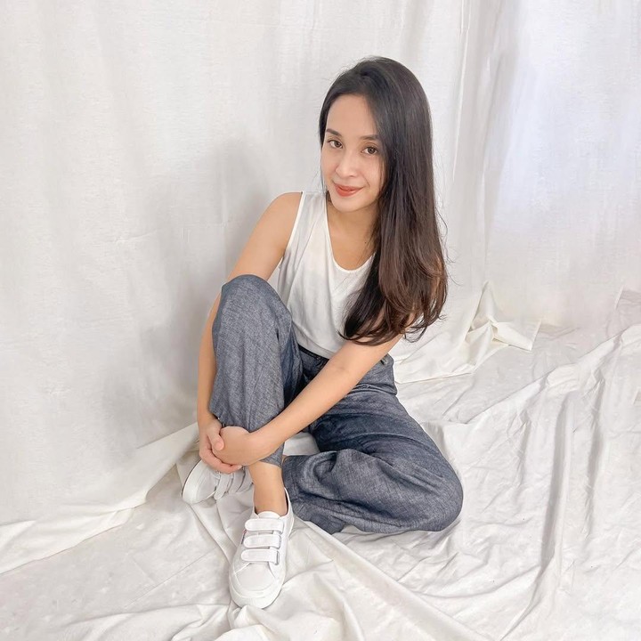 <p>Wajah Nimaz yang cantik disebut belum banyak berubah dari sosok Rani yang diperankannya di sinetron <em>Candy</em>. Beberapa netizen memberikan pujian karena hal tersebut. "Mukanya masih sama waktu di <em>candy</em>," ungkap @ni***. "Cantiknya ga berubah dari jamannya film <em>candy</em>," tulis akun @ri***. (Foto: Instagram @nimazdewantary)</p>