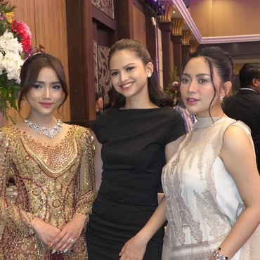 Tampil Sederhana, Gaya Maudy Effrosina di Nikahan Kakak Fuji Tuai Pujian