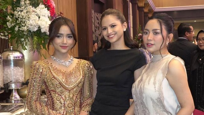 Tampil Sederhana, Gaya Maudy Effrosina di Nikahan Kakak Fuji Tuai Pujian