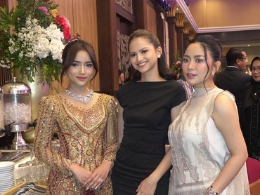 img-title Tampil Sederhana, Gaya Maudy Effrosina di Nikahan Kakak Fuji Tuai Pujian