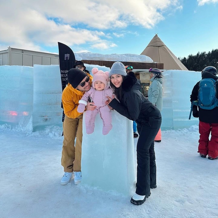 <p>Selama di Jepang, Mila dan Yakup membawa Kyarra bermain salju di daerah Niseko, Hokkaido. Meski dingin, Si Kecil selalu tampak anteng nih, Bunda. (Foto: Instagram: @jscmila)</p>