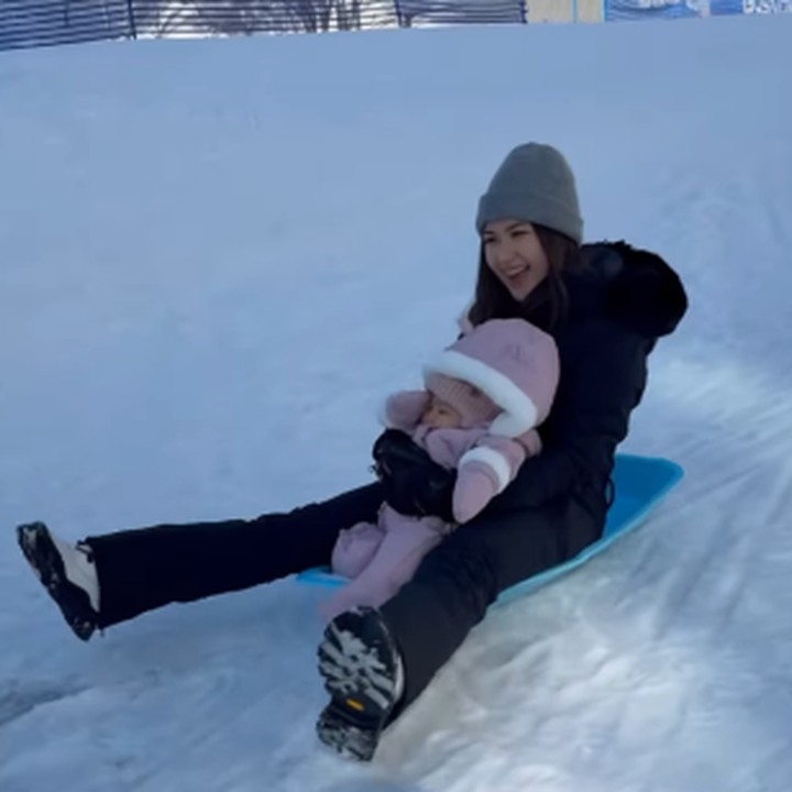 <p>Pada salah satu unggahan, Kyarra juga terlihat bersenang-senang dengan sang Bunda sambil menaiki papan ski. Gemas banget ya, Bunda! (Foto: Instagram: @jscmila)</p>