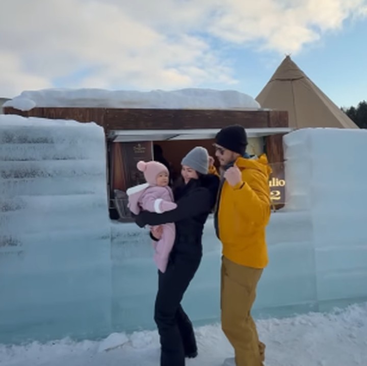 <p>"Si Kyarra senyum terus sepertinya sangat menikmati kebersamaan dengan Papa Mamanya. Suasanya winter, anter banget Kyaaaaa, gemas," kata seorang netizen dengan emotikon hati. "Kyarra kenapa anteng bangeeettttt, lucuuuu," ujar netize lainnya gemas. (Foto: Instagram: @jscmila)</p>