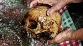 FOTO: Ritual Mengantar Arwah Suku Dayak Ngaju