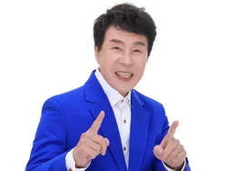 Penyanyi Korea Song Dae Kwan Meninggal Dunia