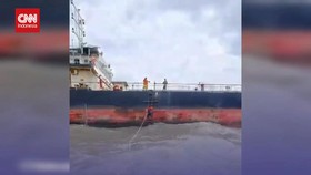 VIDEO: Momen Tim SAR Evakuasi Kru Kapal Tanker di Tanjung Priok