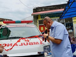 Andre Rosiade Serahkan Ambulans ke Yayasan Sumbar Rakyat Madani di Padang