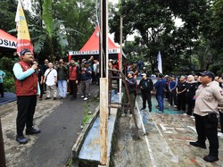 Mensos Bareng Komeng Kerja Bakti Bersihkan Sungai Cikole di Bogor