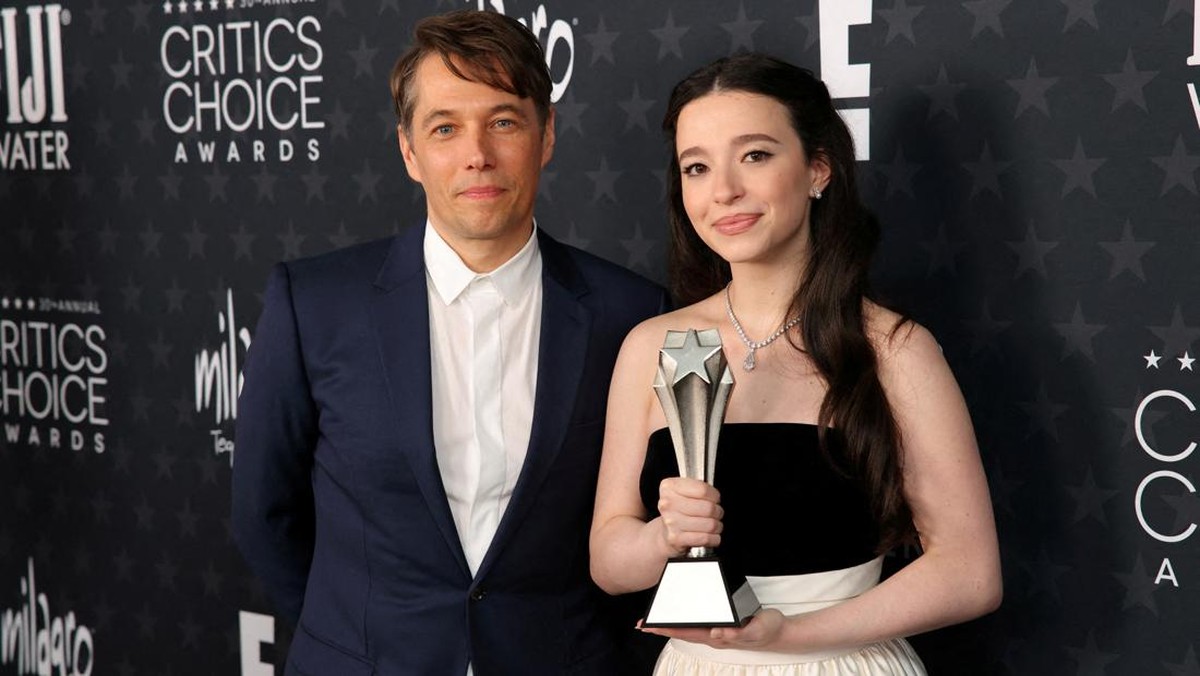 FOTO: Senyum Manis Para Pemenang Critics Choice Awards 2025