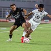 Pesepak bola Dewa United Egy Maulana Vikri (kiri) berebut bola dengan pesepak bola Persija Jakarta Firza Andika (kanan) dalam lanjutan BRI Liga 1 di Stadion Pakansari, Kabupaten Bogor, Jawa Barat, Sabtu (8/2/2025). ANTARA FOTO/Yulius Satria Wijaya/to