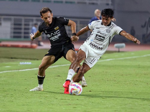 Pesepak bola Dewa United Egy Maulana Vikri (kiri) berebut bola dengan pesepak bola Persija Jakarta Firza Andika (kanan) dalam lanjutan BRI Liga 1 di Stadion Pakansari, Kabupaten Bogor, Jawa Barat, Sabtu (8/2/2025). ANTARA FOTO/Yulius Satria Wijaya/to