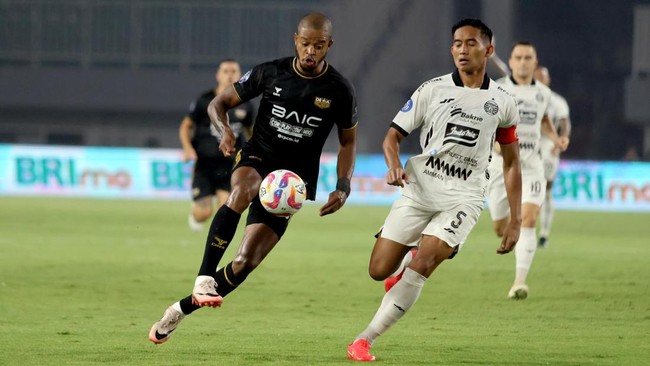 Dewa United menang dramatis 2-1 atas Persija dalam pertandingan Liga 1 di Stadion Pakansari, Sabtu (8/2).