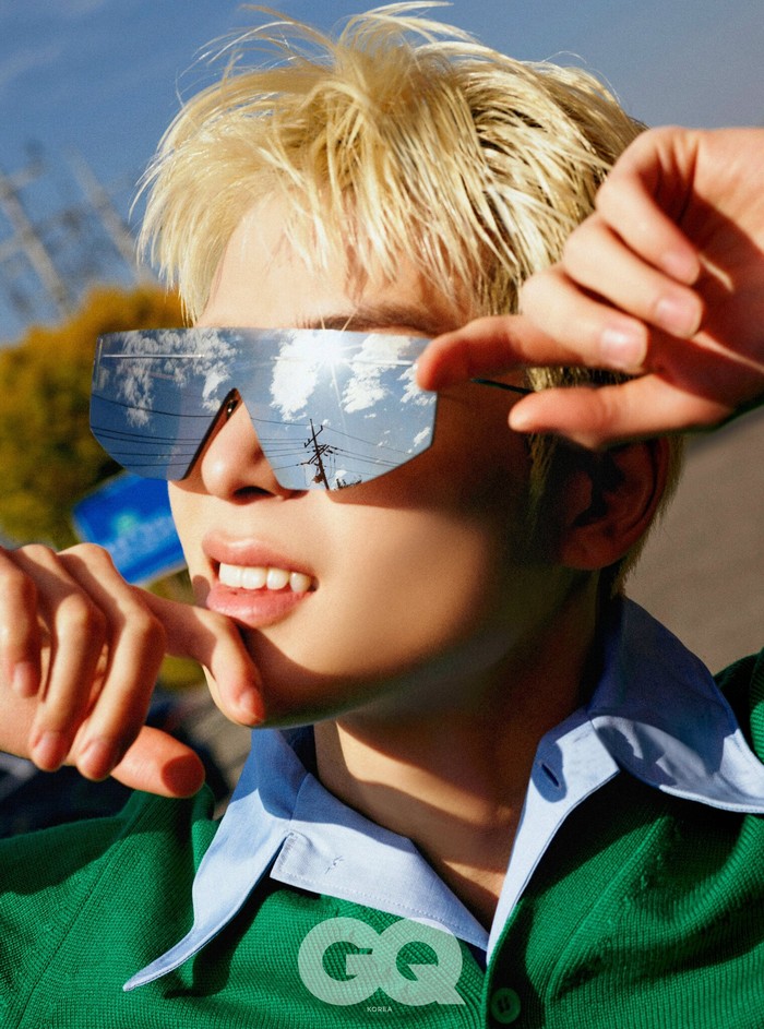 Diambil oleh fotografer bernama Hyea W. Kang, pictorial kali ini menonjolkan nuansa vintage yang kental, identik dengan warna-warna hangat. Fans NCT alias NCTzen pun tak henti-hentinya memuji penampilan classic dan chic sang idola./ Foto: x.com/NCTsmtown