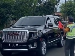 Gus Iqdam Diduga Naik Mobil Mewah Pakai Pelat Palsu