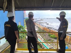 Tongkang Hanyut Ditemukan, Korban Hilang Diduga Terjebak di Tugboat Terbalik