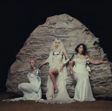 Lirik Lagu Terjemahan Born Again - Lisa feat Doja Cat & RAYE