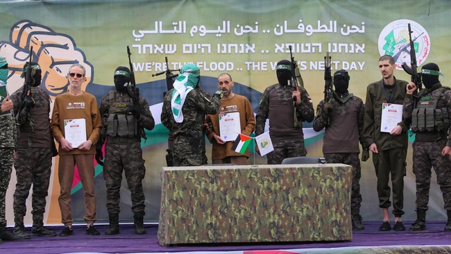 Hamas kembali membebaskan tiga orang sandera Israel sebagai bagian dari gencatan senjata di Gaza.