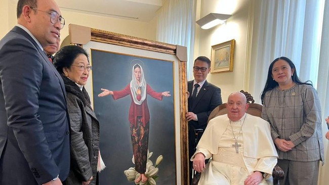 Ketum PDIP Megawati Soekarnoputri berbincang dengan Paus Fransiskus dalam pertemuan tertutup di kediaman Casa Santa Marta, Vatikan pada Jumat (7/2).