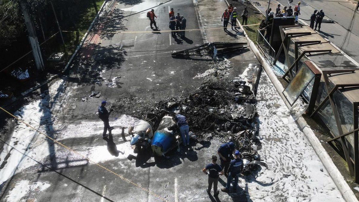 FOTO: Pesawat Jatuh Tabrak Bus dan Motor di Brasil, 2 Tewas