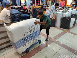 Tiap Hari Angkut Barang Puluhan Kilo, Segini Upah Porter di Pasar Tanah Abang