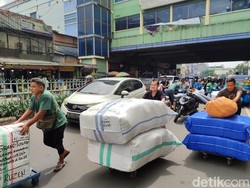 Porter Pasar Tanah Abang: Menanggung Beban Berat demi Upah Pas-pasan