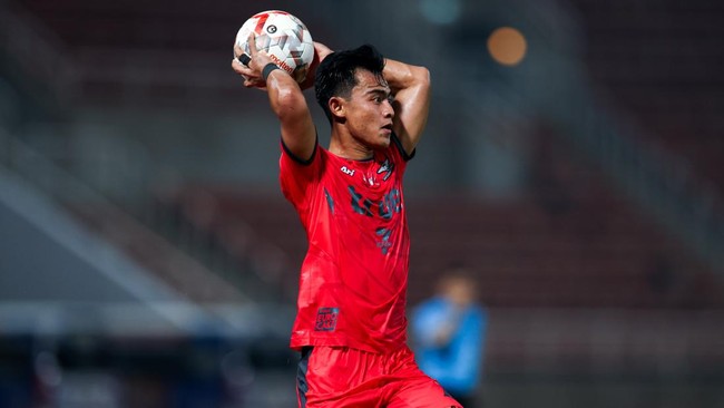 Pemain Timnas Indonesia Pratama Arhan bereaksi usai lemparan ke dalam jarak jauhnya membantu Bangkok United cetak gol saat bermain imbang 2-2 lawan Rayong.