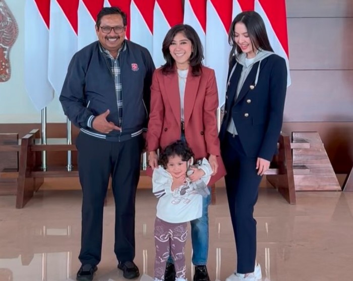 Smart Casual Done Right, Mix & Match Blazer dan Hoodie/Foto: instagram.com/ralineshah