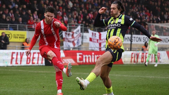 Manchester City menang atas Leyton Orient FC pada pertandingan babak keempat atau 32 besar Piala FA di Stadion Gaughan Group, London, Sabtu (8/2) malam WIB.