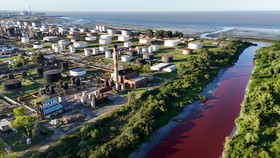 FOTO: Air Sungai di Buenos Aires Mendadak Berubah Merah