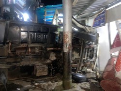 Sopir Dump Truck di Ambon Tewas Terjepit Usai Tabrak Motor-Toko