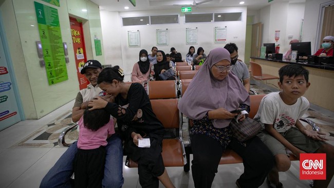 Warga melakukan pemeriksaan kesehatan di Puskesmas Kecamatan Tebet, Jakarta, Minggu (9/2/2025). (CNN Indonesia/ Adi Ibrahim)