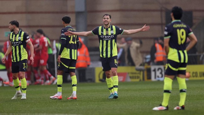 Pemain baru Manchester City, Nico Gonzalez, apes di laga debutnya setelah hanya bermain 22 menit karena cedera saat melawan Leyton Orient.