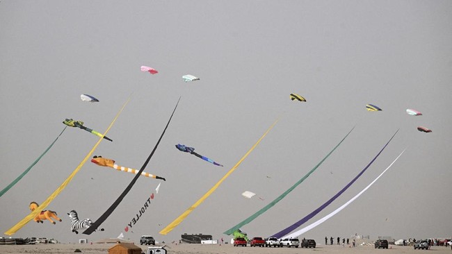 FOTO: Kemeriahan Terbangkan Layang-layang Aneka Bentuk di Gurun Kuwait
