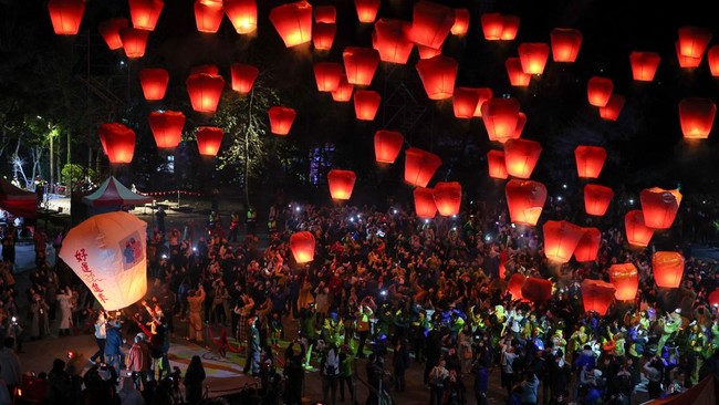 FOTO: Lampion Tahun Ular Terangi Langit New Taipei di Taiwan