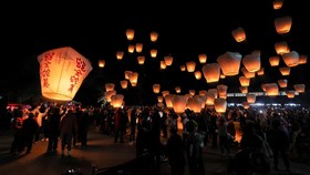 FOTO: Lampion Tahun Ular Terangi Langit New Taipei di Taiwan