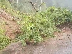 Longsor Lumpuhkan Jalan Trans Bambor-Werang Manggarai Barat