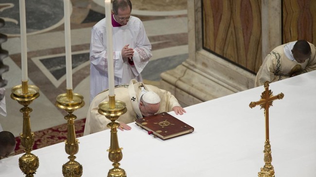 Pria asal Rumania menginjak-injak altar utama di Basilika Santo Petrus, Vatikan dan menjatuhkan tempat lilin abad ke-19 yang bernilai sekitar Rp504 juta.