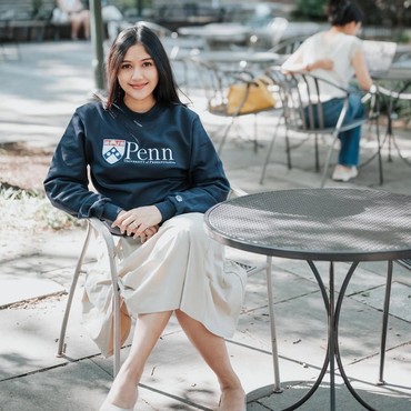 Pakai Sandal Lebih Mahal dari Kahiyang, Penampilan Erina Gudono Dinilai Tetap Sederhana