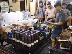 Polisi Bongkar Pemalsuan Miras Impor di Mojokerto