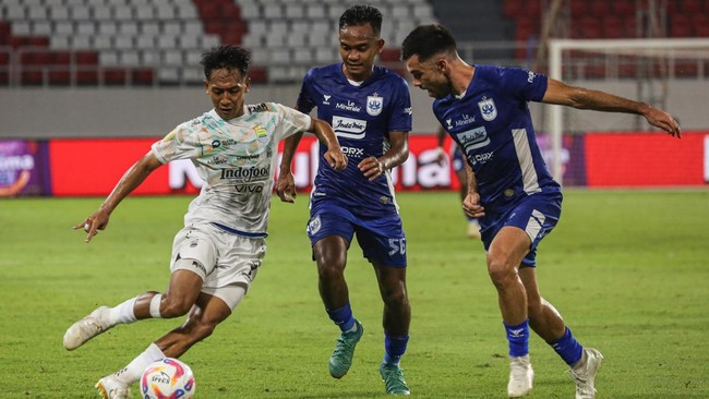 Persib Bandung yang bermain dengan 10 pemain menang atas tuan rumah PSIS Semarang dengan skor tipis 1-0 dalam laga Liga 1 di Stadion Jatidiri, Minggu (9/2).