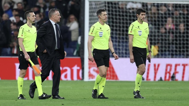 Real Madrid kecewa dengan keputusan wasit Cesar Soto yang memberi Atletico Madrid penalti lewat VAR. Madrid mengklaim wasit telah memanipulasi gambar VAR.