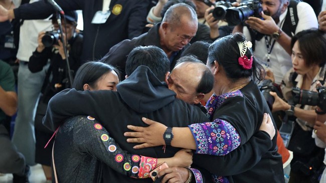 Kelima warga Thailand yang dibebaskan dari Gaza itu tersenyum saat berjalan ke aula kedatangan di Bandara Suvarnabhumi Bangkok